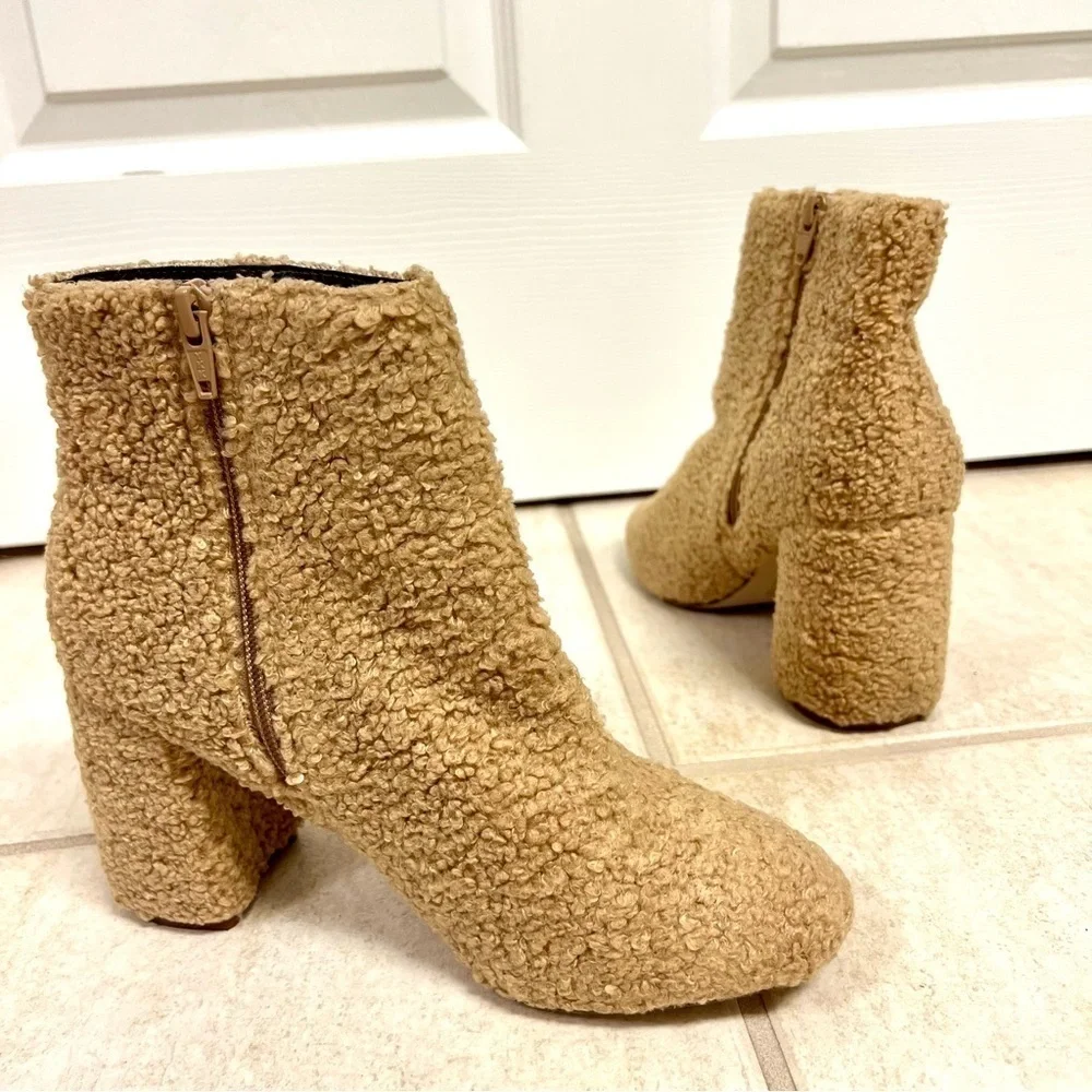 URBAN OUTFITTERS Timber Faux Sherpa Ankle Boots tan women’s size 8.5M